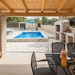 Cassa Antica With Outdoor Pool, Near Porec Feriehus