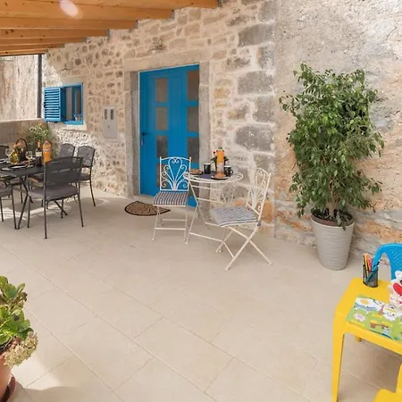 Casa de Férias Cassa Antica With Outdoor Pool, Near Porec