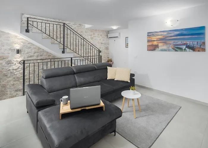 بيت للعطل Cassa Antica With Outdoor Pool, Near Porec Rapavel